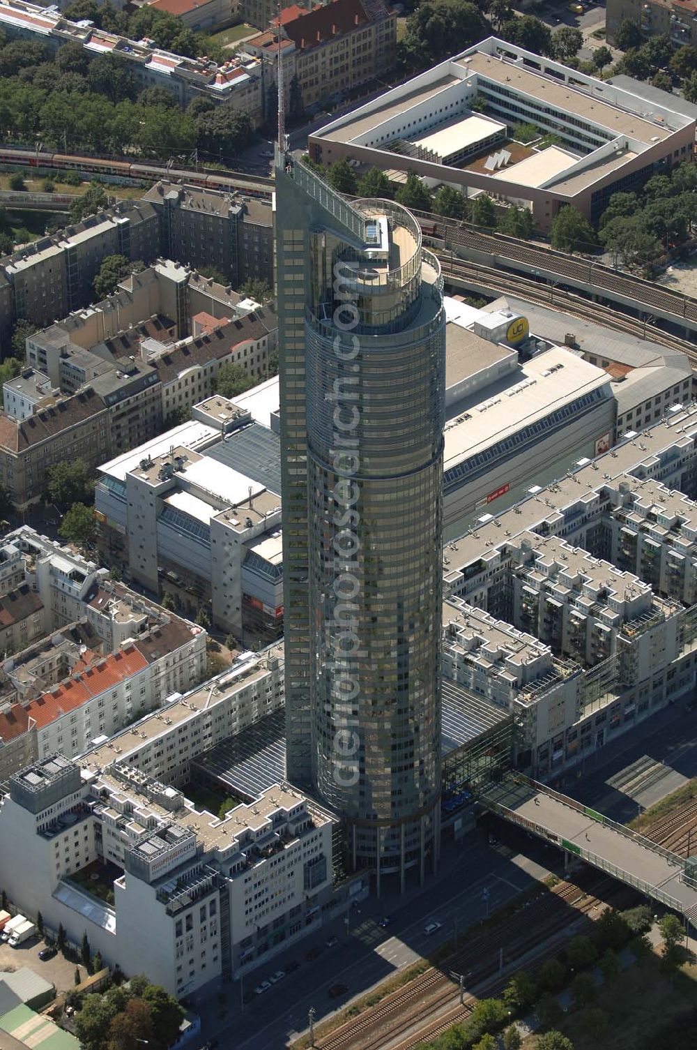 Wien from the bird's eye view: Der Büroturm Millennium Tower am Handelskai 94-96 im 20. Wiener Gemeindebezirk Brigittenau ist mit einer Höhe von 171m (Gebäudesubstanz) und einer Gesamthöhe von 202m das höchste Bürogebäude Österreichs (Stand: Okt. '05). Adresse: Handelskai 94-96 / 1200 Wien