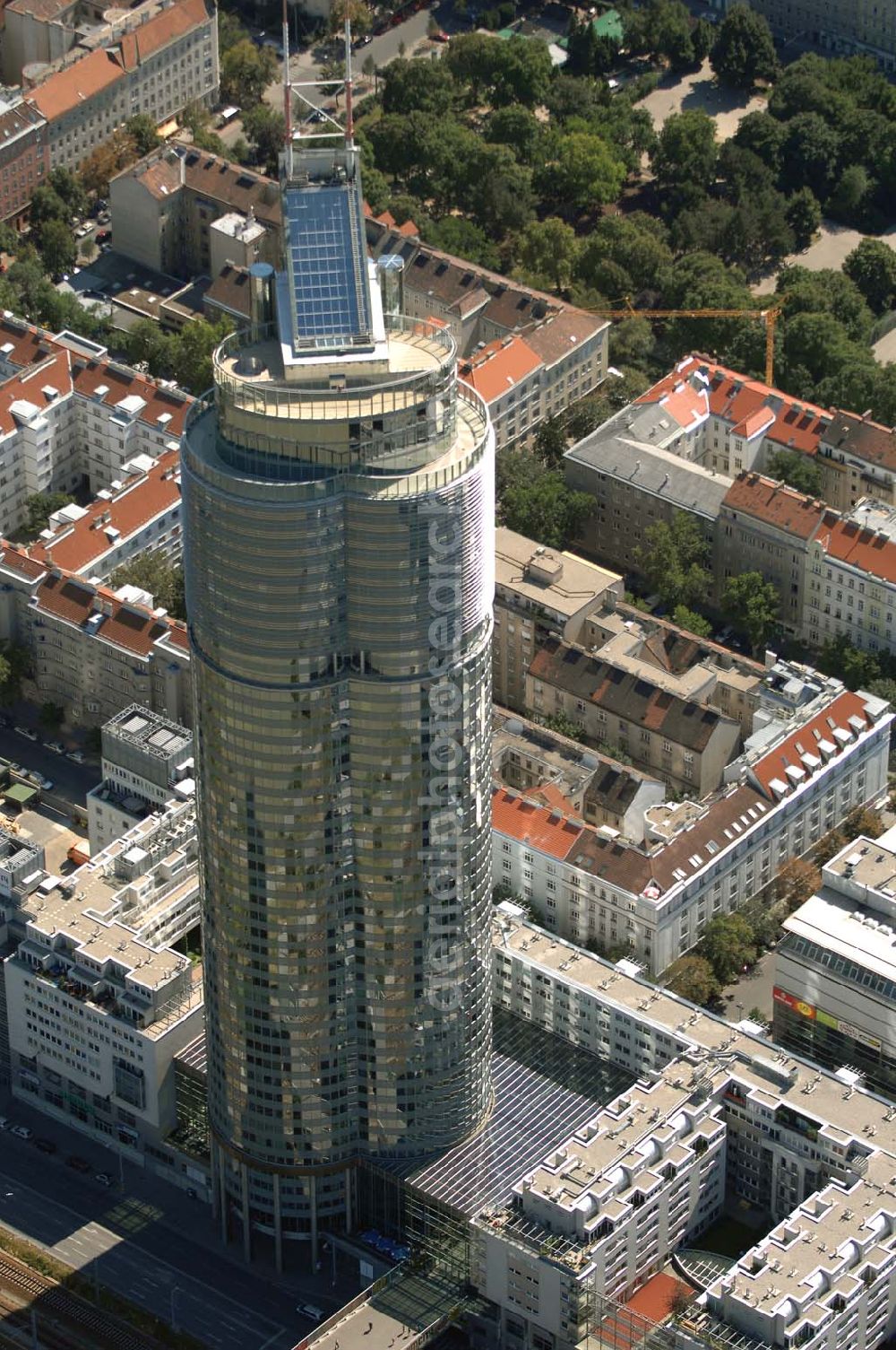 Aerial image Wien - Der Büroturm Millennium Tower am Handelskai 94-96 im 20. Wiener Gemeindebezirk Brigittenau ist mit einer Höhe von 171m (Gebäudesubstanz) und einer Gesamthöhe von 202m das höchste Bürogebäude Österreichs (Stand: Okt. '05). Adresse: Handelskai 94-96 / 1200 Wien