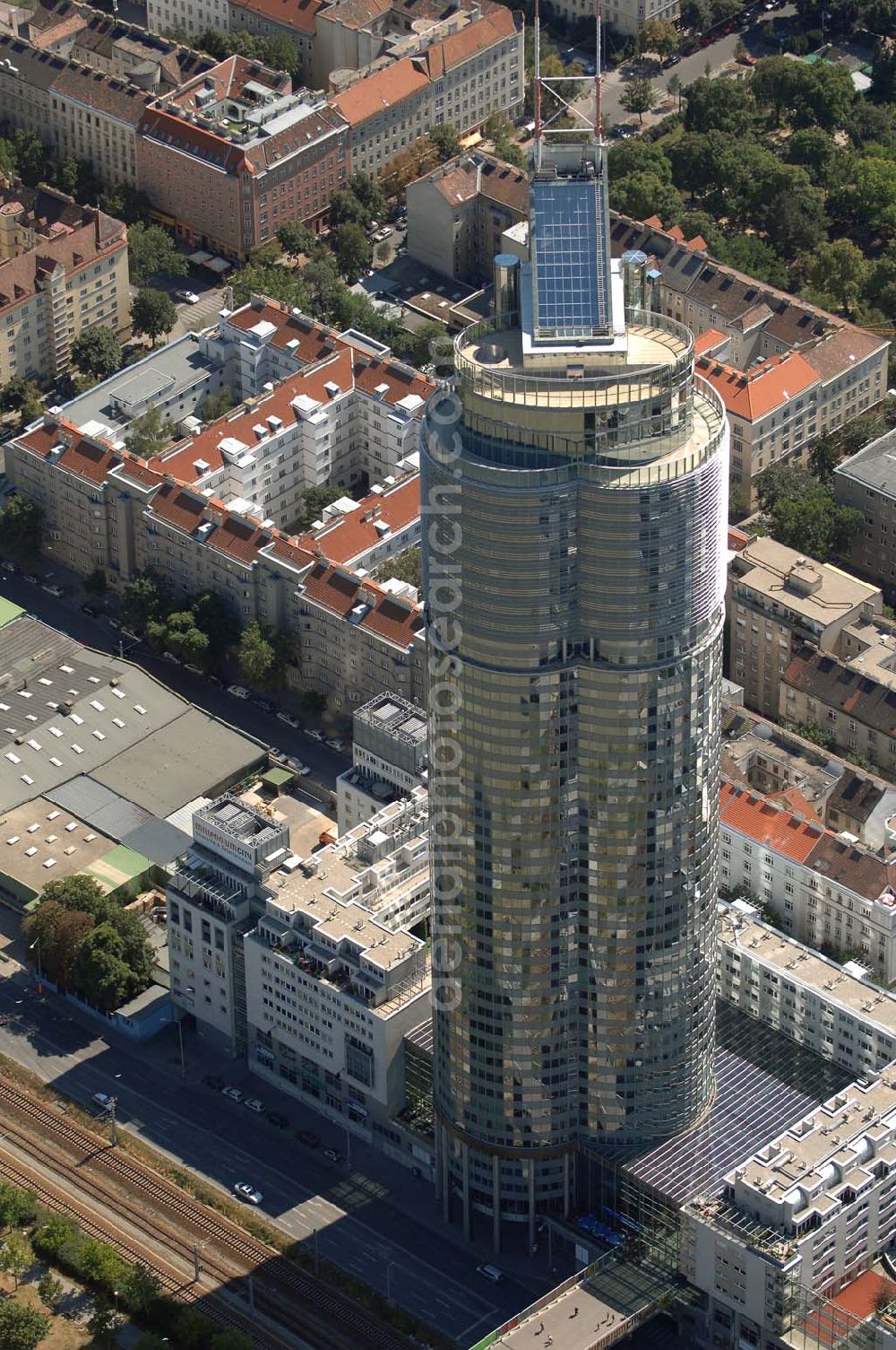 Aerial photograph Wien - Der Büroturm Millennium Tower am Handelskai 94-96 im 20. Wiener Gemeindebezirk Brigittenau ist mit einer Höhe von 171m (Gebäudesubstanz) und einer Gesamthöhe von 202m das höchste Bürogebäude Österreichs (Stand: Okt. '05). Adresse: Handelskai 94-96 / 1200 Wien