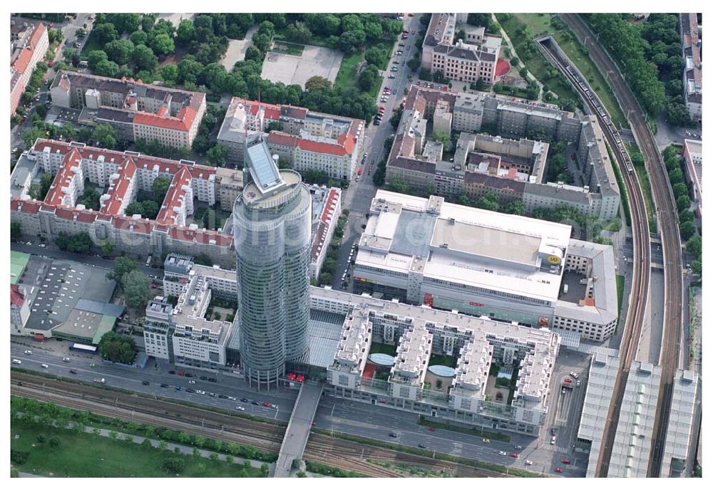 Wien (Österreich) from the bird's eye view: Blick auf das höchste Gebäude Österreichs, den Millennium Tower (202m hoch) am Handelskai in Wien. Der 1999 fertiggestellte Gesamtkomplex hat insgesamt eine Fläche von 100.000 qm und umfaßt Büroflächen, Wohneinheiten und ein Einkaufs- und Dienstleistungszentrums Millennium City.