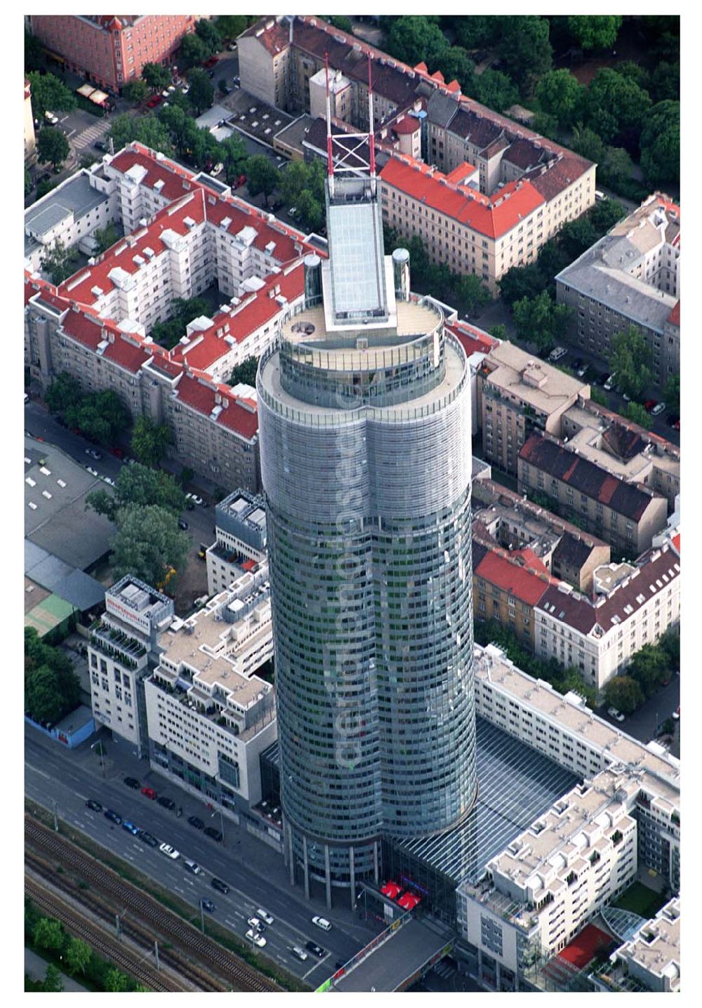 Aerial image Wien (Österreich) - Blick auf das höchste Gebäude Österreichs, den Millennium Tower (202m hoch) am Handelskai in Wien. Der 1999 fertiggestellte Gesamtkomplex hat insgesamt eine Fläche von 100.000 qm und umfaßt Büroflächen, Wohneinheiten und ein Einkaufs- und Dienstleistungszentrums Millennium City.