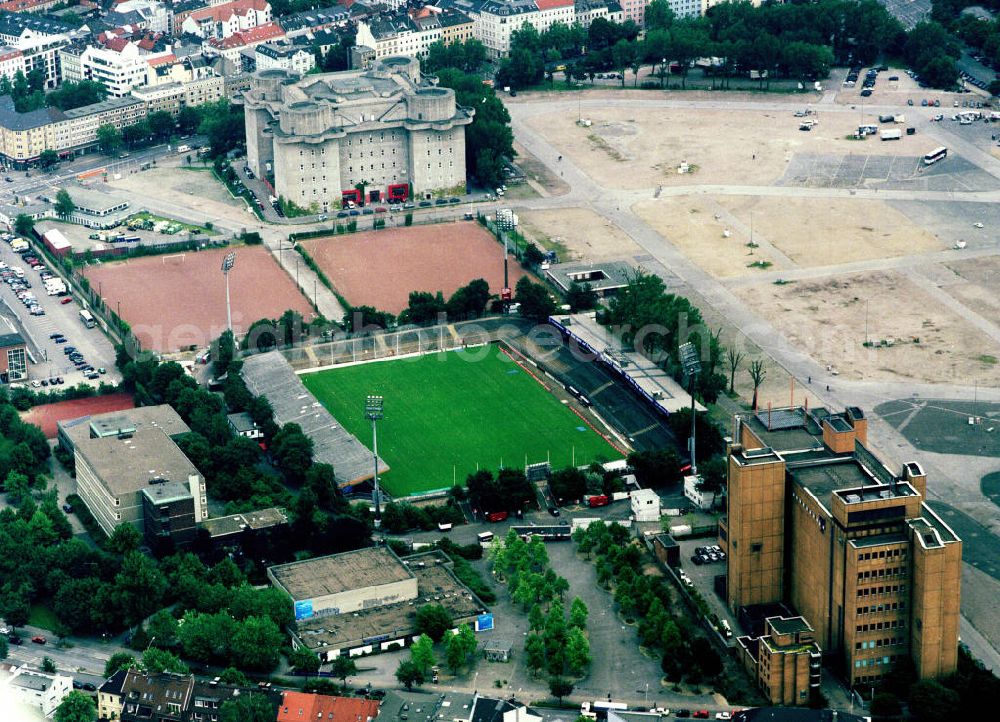 Hamburg from above - Blick auf das Millerntor-Stadion am Heiligengeistfeld welches 1963 eröffnete wurde und das Heimstadion des FC St. Pauli ist. 2007-2008 erfolgte ein Umbau der Südtribüne. Im Hintergrund der Bunker Flakturm IV und das 50 Hektar große Veranstaltungsgelände des Hamburger Dom, das Heiligengeistfeld.