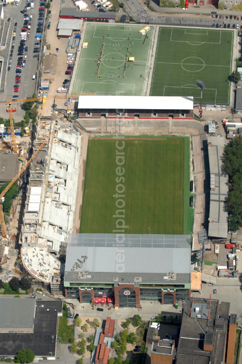 Hamburg from the bird's eye view: Blick auf den stufenweisen Um- und Ausbau des Hamburger Millerntor-Stadion / St. Pauli Stadion. Das Stadion ist Heimstätte der 1. und 2. Fußballmannschaft des FC St. Pauli. View of the gradual conversion and expansion work of the Hamburg Millerntor Stadium / St. Pauli stadium. The stadium is home to the first and 2 Soccer team of FC St. Pauli.