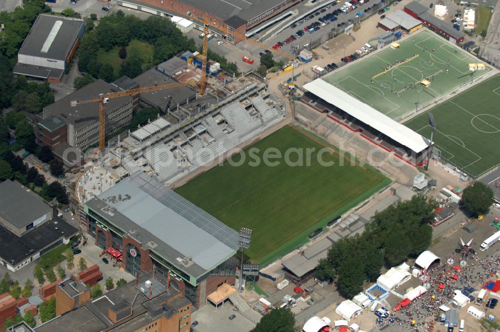 Aerial image Hamburg - Blick auf den stufenweisen Um- und Ausbau des Hamburger Millerntor-Stadion / St. Pauli Stadion. Das Stadion ist Heimstätte der 1. und 2. Fußballmannschaft des FC St. Pauli. View of the gradual conversion and expansion work of the Hamburg Millerntor Stadium / St. Pauli stadium. The stadium is home to the first and 2 Soccer team of FC St. Pauli.