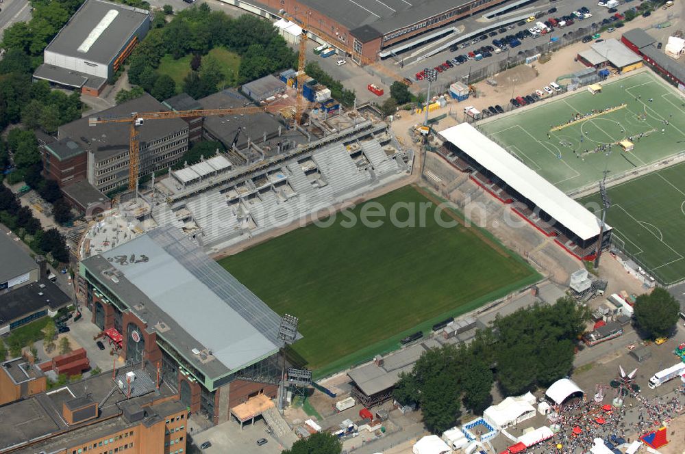 Aerial photograph Hamburg - Blick auf den stufenweisen Um- und Ausbau des Hamburger Millerntor-Stadion / St. Pauli Stadion. Das Stadion ist Heimstätte der 1. und 2. Fußballmannschaft des FC St. Pauli. View of the gradual conversion and expansion work of the Hamburg Millerntor Stadium / St. Pauli stadium. The stadium is home to the first and 2 Soccer team of FC St. Pauli.