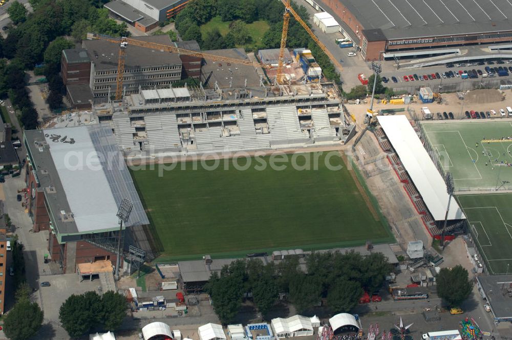 Hamburg from the bird's eye view: Blick auf den stufenweisen Um- und Ausbau des Hamburger Millerntor-Stadion / St. Pauli Stadion. Das Stadion ist Heimstätte der 1. und 2. Fußballmannschaft des FC St. Pauli. View of the gradual conversion and expansion work of the Hamburg Millerntor Stadium / St. Pauli stadium. The stadium is home to the first and 2 Soccer team of FC St. Pauli.