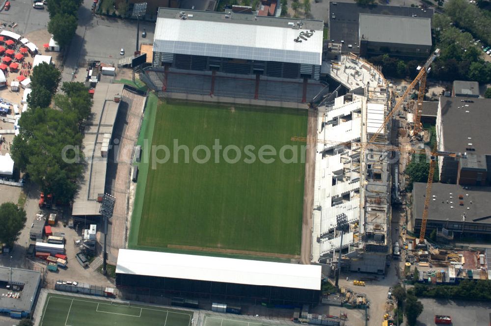 Hamburg from the bird's eye view: Blick auf den stufenweisen Um- und Ausbau des Hamburger Millerntor-Stadion / St. Pauli Stadion. Das Stadion ist Heimstätte der 1. und 2. Fußballmannschaft des FC St. Pauli. View of the gradual conversion and expansion work of the Hamburg Millerntor Stadium / St. Pauli stadium. The stadium is home to the first and 2 Soccer team of FC St. Pauli.