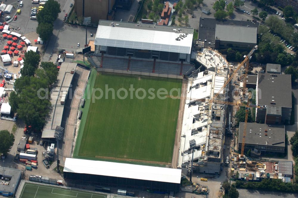 Aerial image Hamburg - Blick auf den stufenweisen Um- und Ausbau des Hamburger Millerntor-Stadion / St. Pauli Stadion. Das Stadion ist Heimstätte der 1. und 2. Fußballmannschaft des FC St. Pauli. View of the gradual conversion and expansion work of the Hamburg Millerntor Stadium / St. Pauli stadium. The stadium is home to the first and 2 Soccer team of FC St. Pauli.