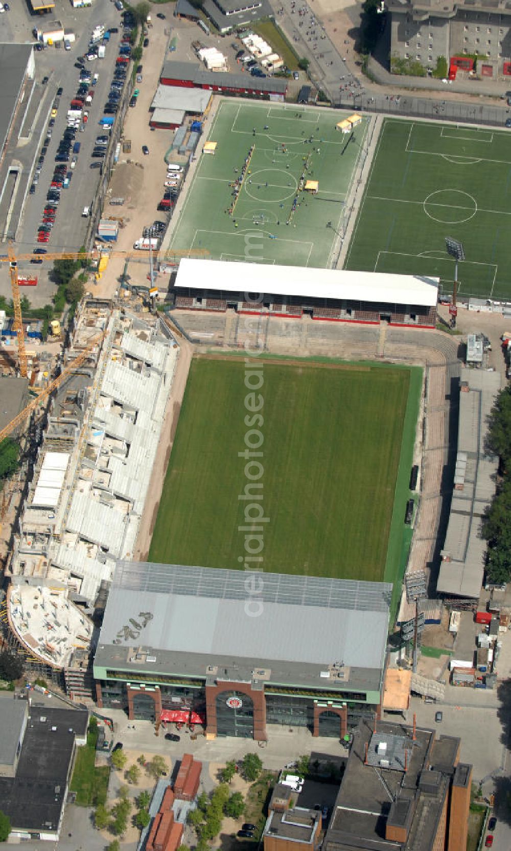 Hamburg from the bird's eye view: Blick auf den stufenweisen Um- und Ausbau des Hamburger Millerntor-Stadion / St. Pauli Stadion. Das Stadion ist Heimstätte der 1. und 2. Fußballmannschaft des FC St. Pauli. View of the gradual conversion and expansion work of the Hamburg Millerntor Stadium / St. Pauli stadium. The stadium is home to the first and 2 Soccer team of FC St. Pauli.