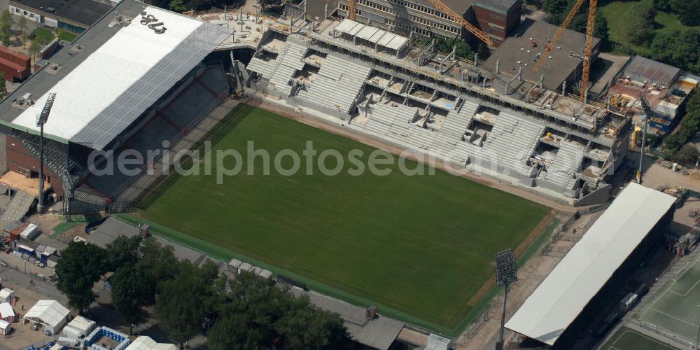 Aerial image Hamburg - Blick auf den stufenweisen Um- und Ausbau des Hamburger Millerntor-Stadion / St. Pauli Stadion. Das Stadion ist Heimstätte der 1. und 2. Fußballmannschaft des FC St. Pauli. View of the gradual conversion and expansion work of the Hamburg Millerntor Stadium / St. Pauli stadium. The stadium is home to the first and 2 Soccer team of FC St. Pauli.