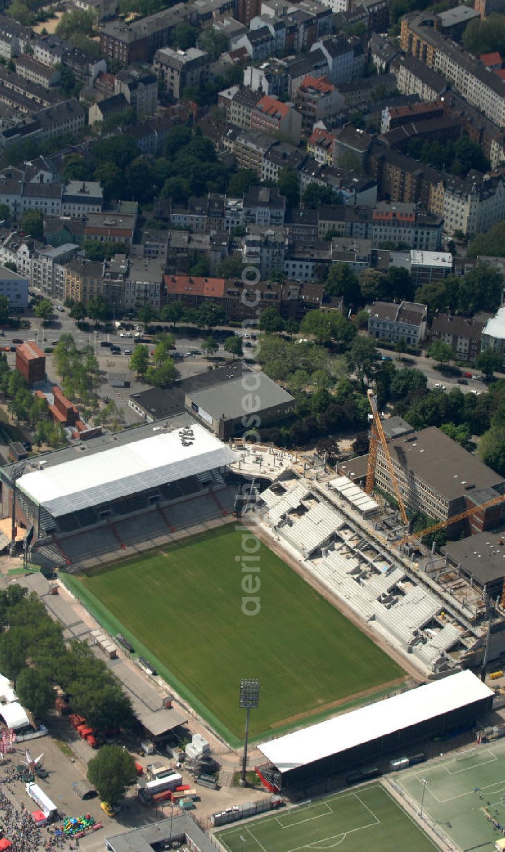 Aerial photograph Hamburg - Blick auf den stufenweisen Um- und Ausbau des Hamburger Millerntor-Stadion / St. Pauli Stadion. Das Stadion ist Heimstätte der 1. und 2. Fußballmannschaft des FC St. Pauli. View of the gradual conversion and expansion work of the Hamburg Millerntor Stadium / St. Pauli stadium. The stadium is home to the first and 2 Soccer team of FC St. Pauli.