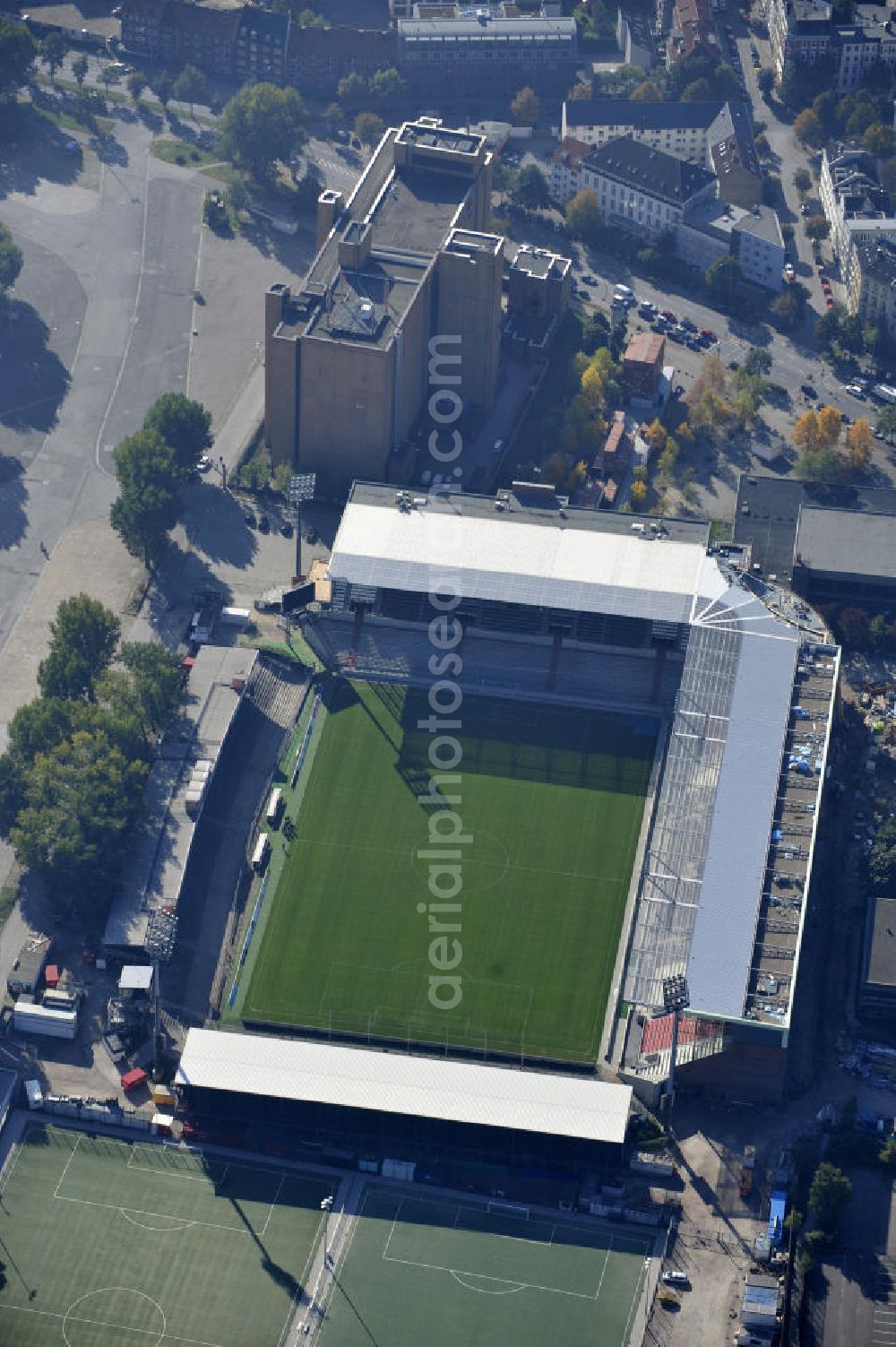 Aerial photograph Hamburg - Blick auf den stufenweisen Um- und Ausbau des Hamburger Millerntor-Stadion / St. Pauli Stadion. Das Stadion ist Heimstätte der 1. und 2. Fußballmannschaft des FC St. Pauli. View of the gradual conversion and expansion work of the Hamburg Millerntor Stadium / St. Pauli stadium. The stadium is home to the first and 2 Soccer team of FC St. Pauli.