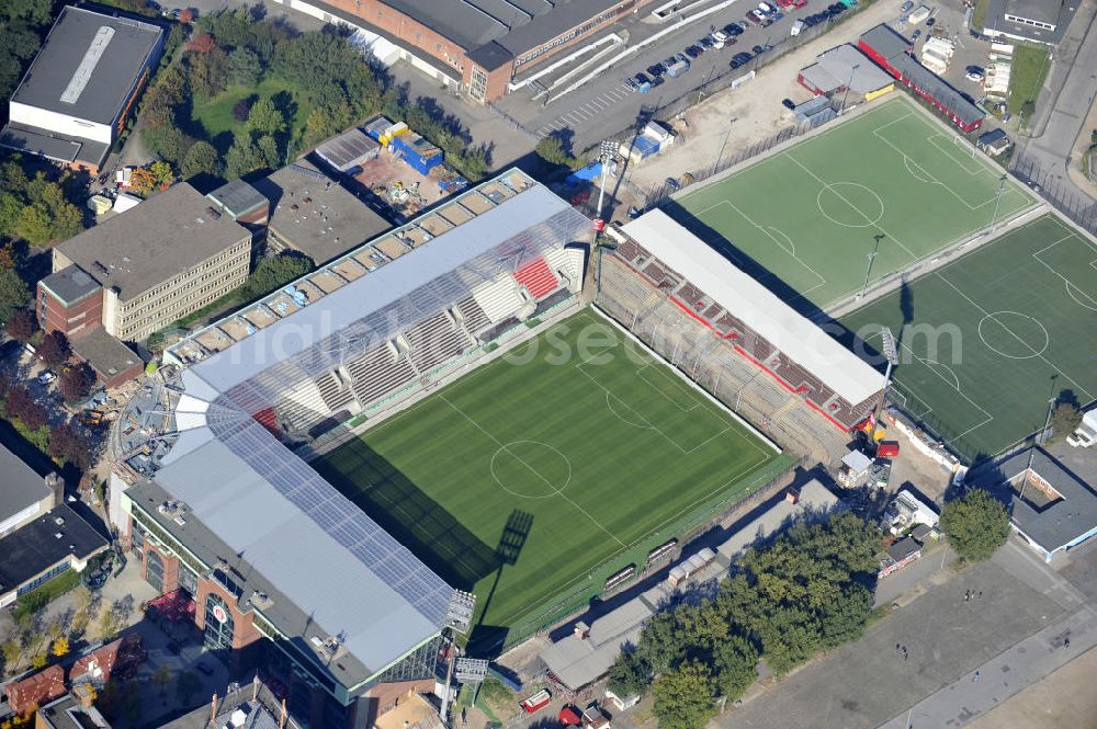 Hamburg from the bird's eye view: Blick auf den stufenweisen Um- und Ausbau des Hamburger Millerntor-Stadion / St. Pauli Stadion. Das Stadion ist Heimstätte der 1. und 2. Fußballmannschaft des FC St. Pauli. View of the gradual conversion and expansion work of the Hamburg Millerntor Stadium / St. Pauli stadium. The stadium is home to the first and 2 Soccer team of FC St. Pauli.