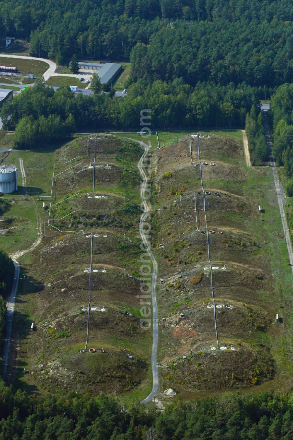 Aerial image Cunnersdorf - Mineral oil - tank on street Zum alten Bahnhof in Cunnersdorf in the state Saxony, Germany