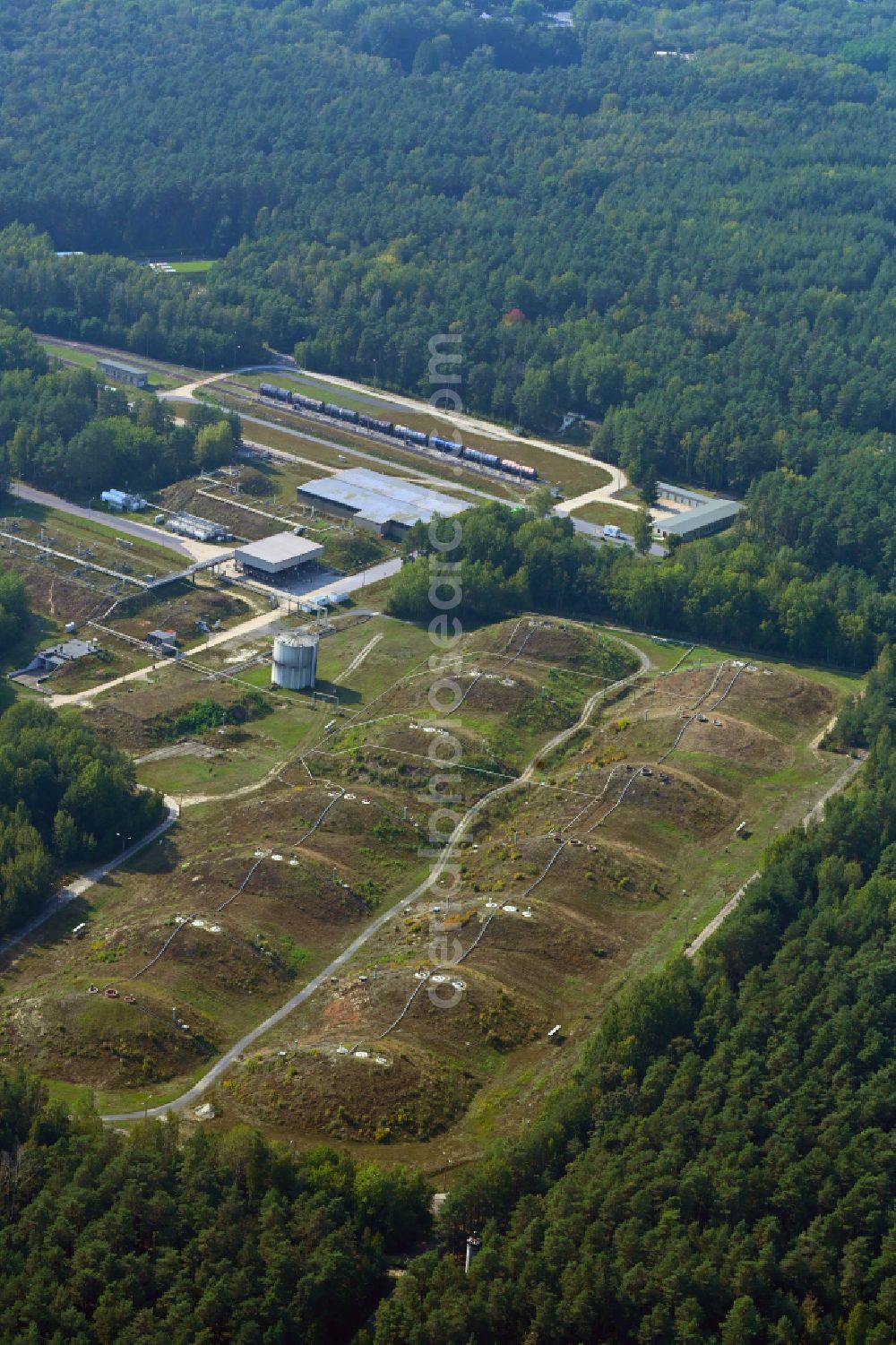 Cunnersdorf from above - Mineral oil - tank on street Zum alten Bahnhof in Cunnersdorf in the state Saxony, Germany