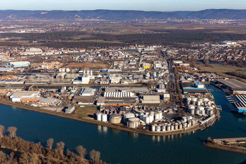 Mannheim from the bird's eye view: Mineral oil - tank of Cotac Europe on street Hollaenderstrasse in the district Rheinau in Mannheim in the state Baden-Wuerttemberg, Germany