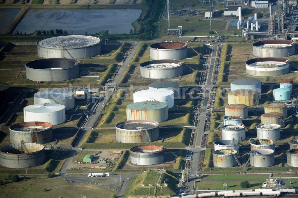 Hamburg from the bird's eye view: Mineral oil - tank of the Holborn Europa Raffinerie GmbH in Hamburg in Germany