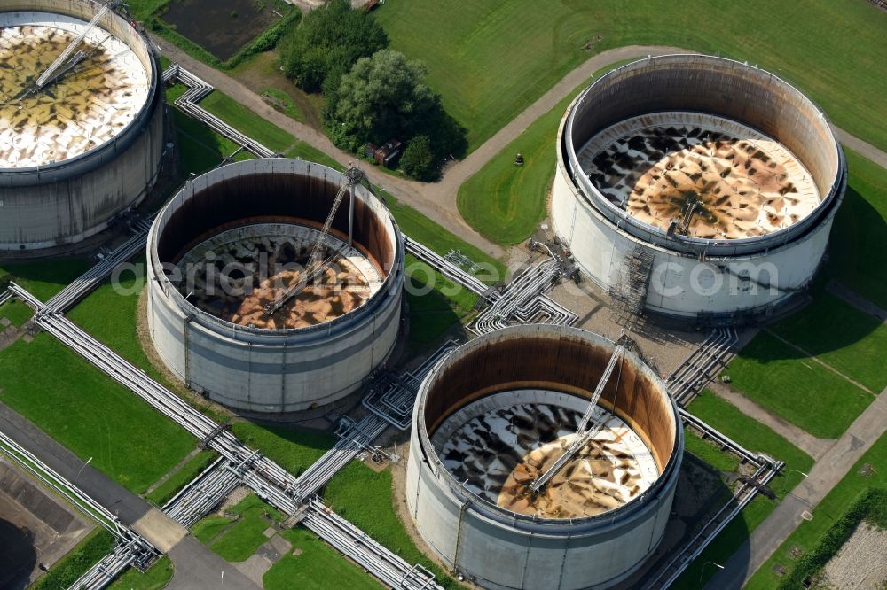 Aerial photograph Wesseling - Mineral oil - tank of LyondellBasell Industries Basell Polyolefine GmbH in in the state North Rhine-Westphalia, Germany