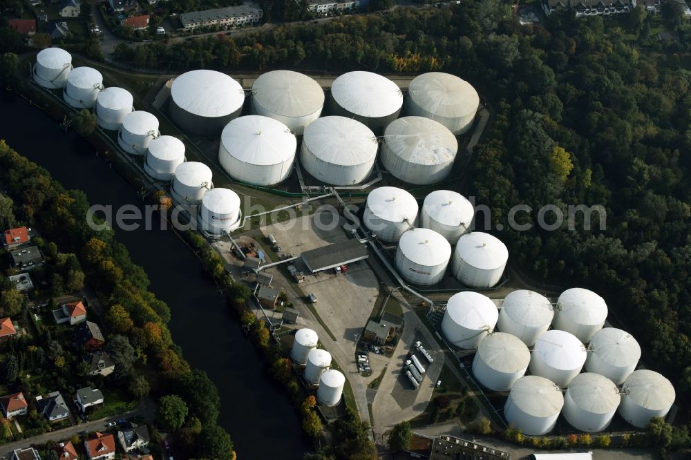 Berlin from the bird's eye view: Mineral oil - tank der Oiltanking Deutschland GmbH on the Kaiser-Wilhelm-Strasse in Berlin