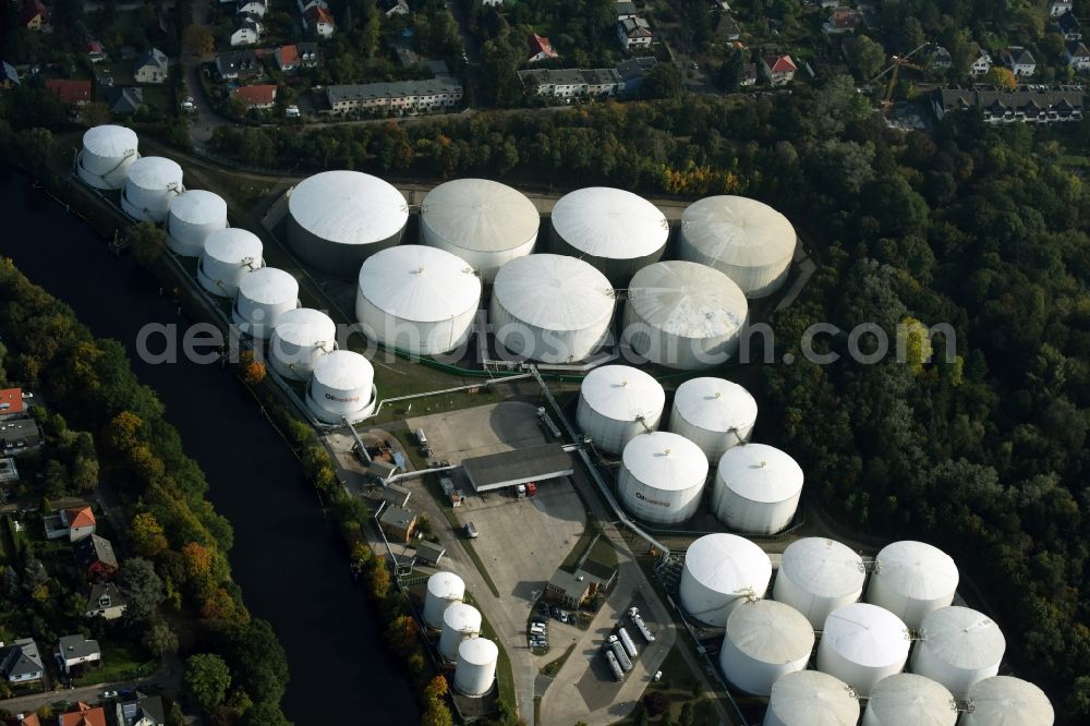 Aerial image Berlin - Mineral oil - tank der Oiltanking Deutschland GmbH on the Kaiser-Wilhelm-Strasse in Berlin