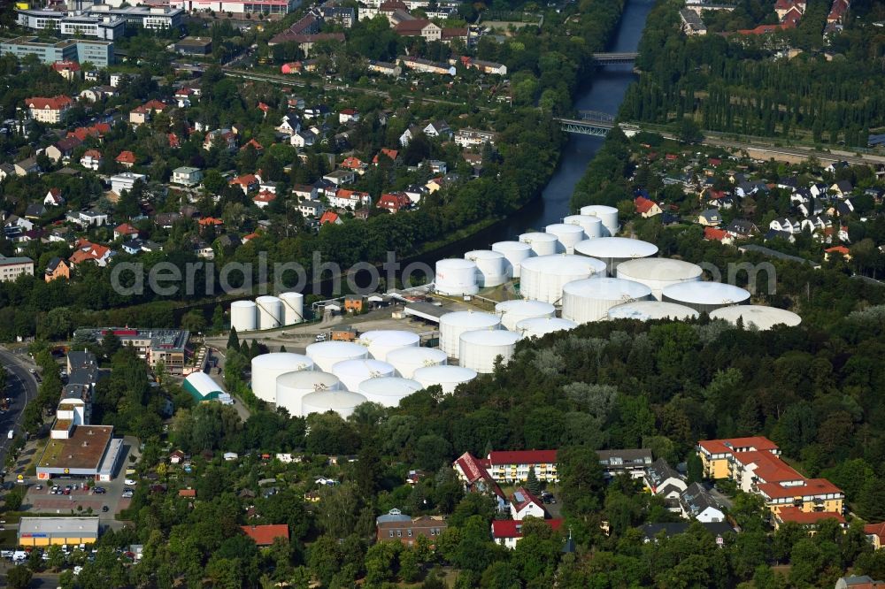 Aerial photograph Berlin - Mineral oil - tank der Oiltanking Deutschland GmbH on the Kaiser-Wilhelm-Strasse in Berlin