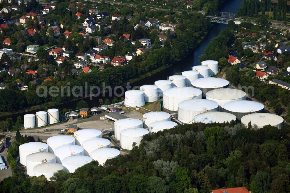 Aerial photograph Berlin - Mineral oil - tank der Oiltanking Deutschland GmbH on the Kaiser-Wilhelm-Strasse in Berlin