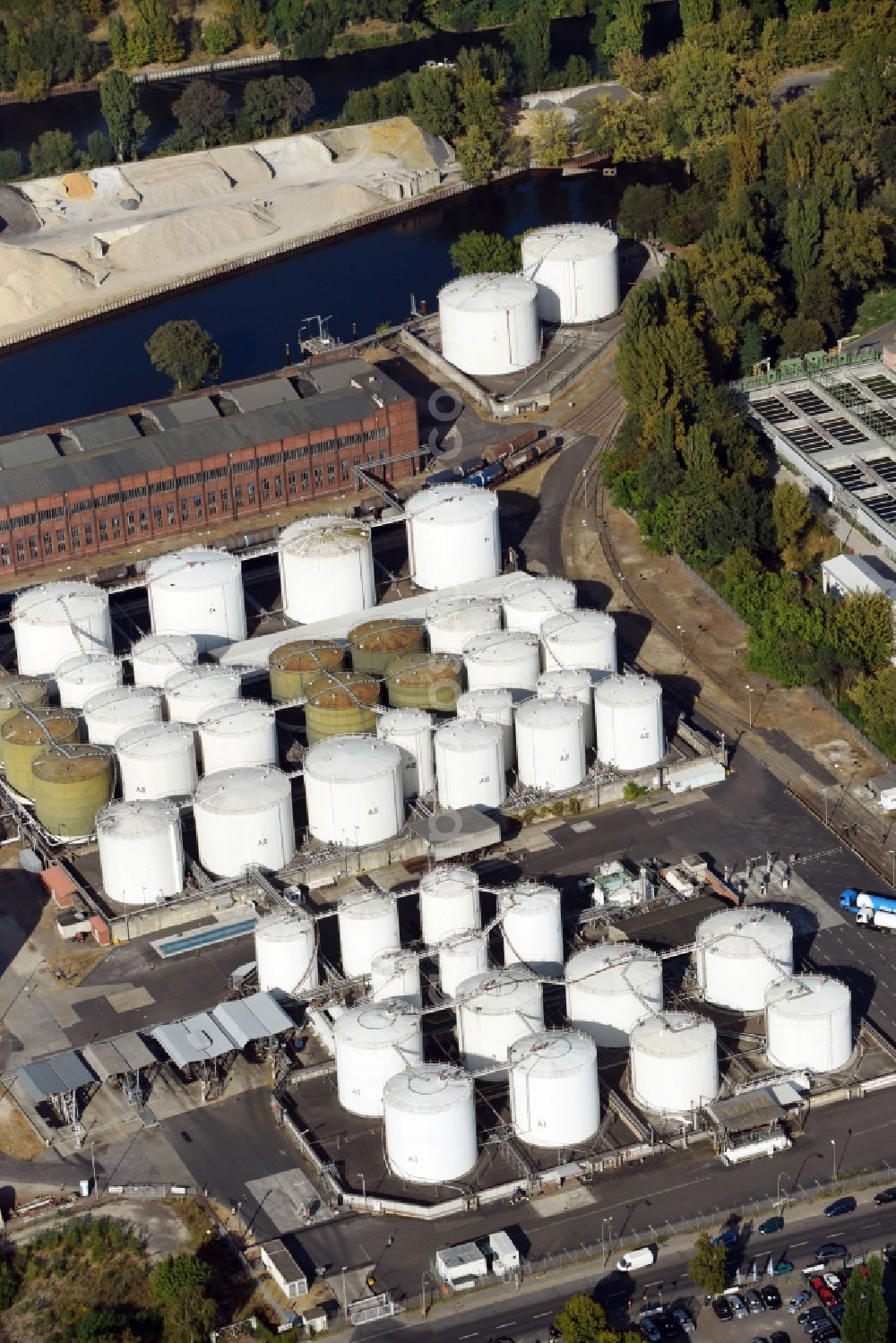 Berlin from the bird's eye view: Mineral oil - tank of company TanQuid on the Street Freiheit destrict Ruhleben in Berlin