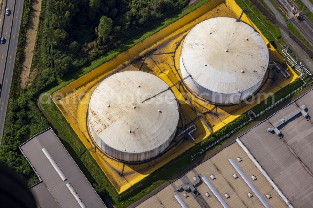 Aerial photograph Duisburg - Mineral oil - tank TotalEnergies on street Am Schluetershof in the district Kasslerfeld in Duisburg at Ruhrgebiet in the state North Rhine-Westphalia, Germany