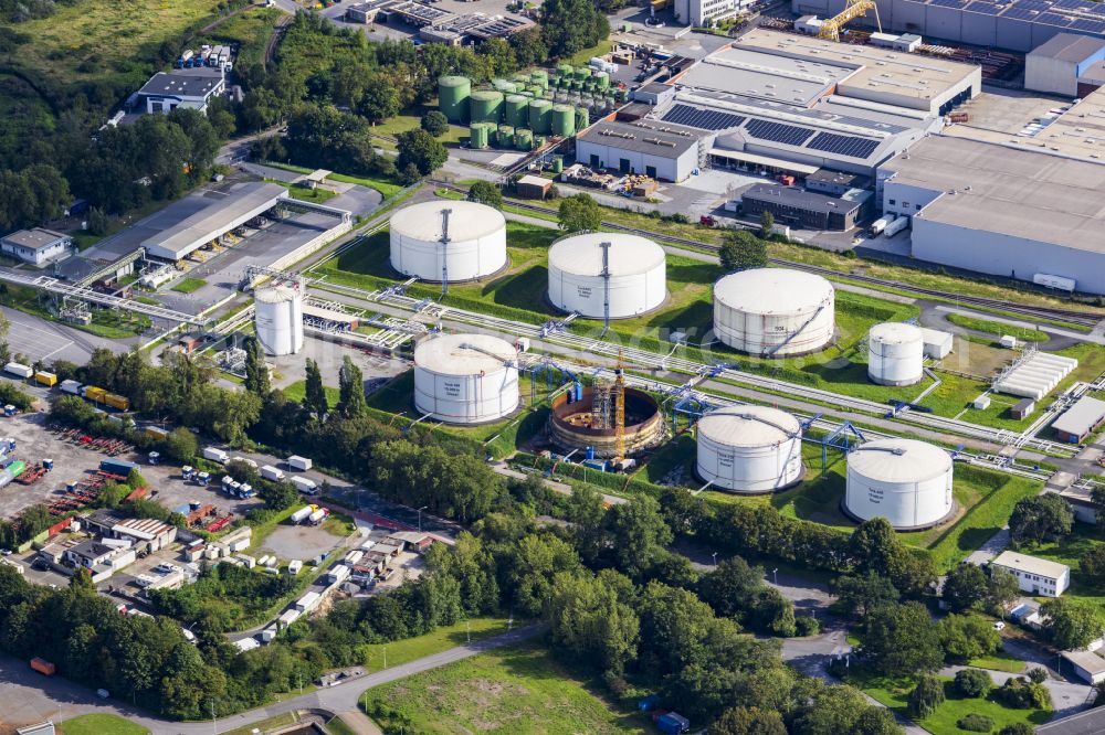 Aerial photograph Duisburg - Mineral oil - tank TotalEnergies on street Am Schluetershof in the district Kasslerfeld in Duisburg at Ruhrgebiet in the state North Rhine-Westphalia, Germany