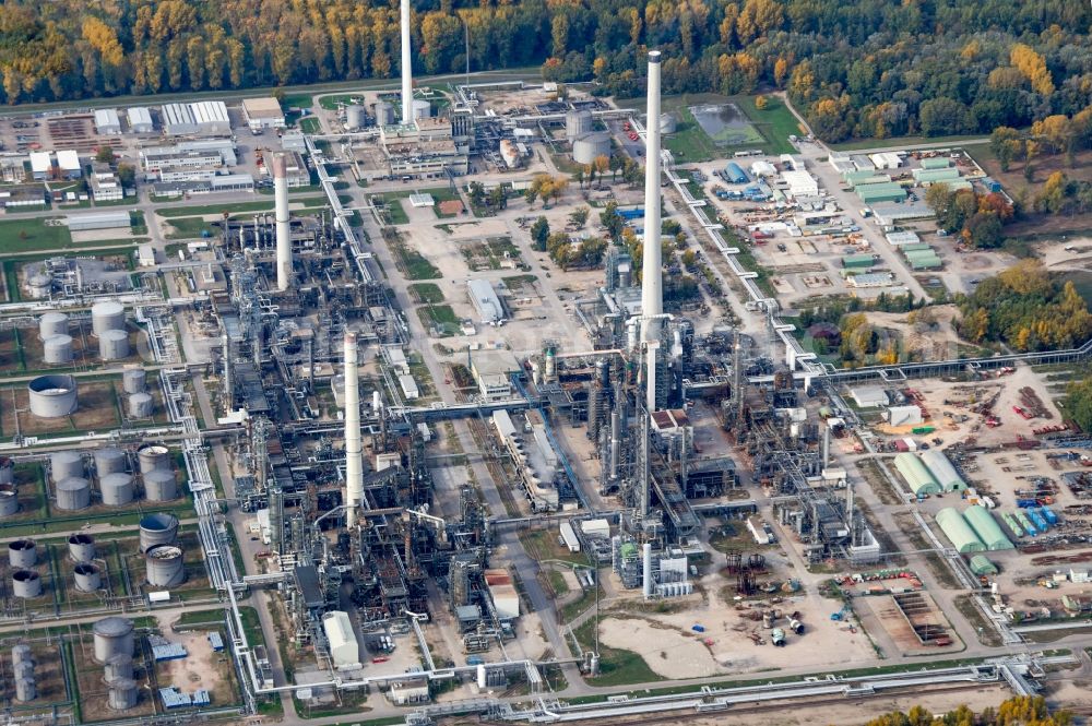 Aerial image Karlsruhe - Mineral oil refinery Oberrhein in Karlsruhe, in Baden-Wuerttemberg. The mineral oil refinery Oberrhein (MiRO) in Karlsruhe, Germany is Germany's largest fuel refinery and one of the most modern and efficient refineries in Europe