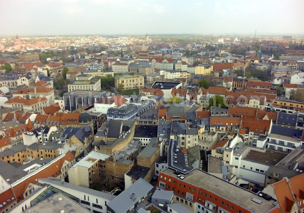 Halle / Saale from the bird's eye view: Mixed development of old and new residential buildings in the old town of Halle in Saxony-Anhalt