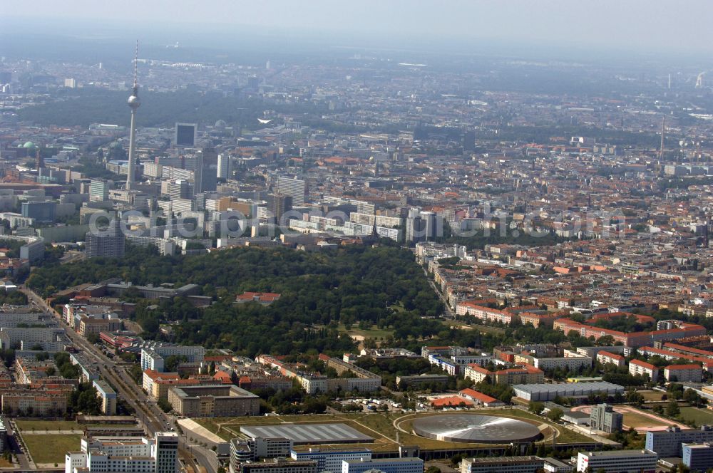 Berlin from the bird's eye view: Mixing of residential and commercial settlements on Eldenaer Strasse in the district Prenzlauer Berg in Berlin, Germany