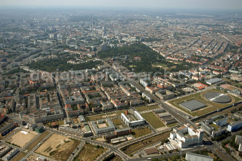 Aerial image Berlin - Mixing of residential and commercial settlements on Eldenaer Strasse in the district Prenzlauer Berg in Berlin, Germany