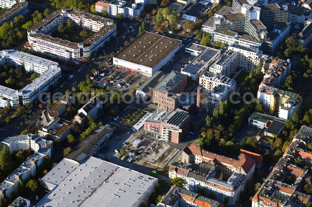 Aerial image Berlin - Mixing of residential and commercial settlements along the Werbellinstrasse in the district Neukoelln in Berlin, Germany