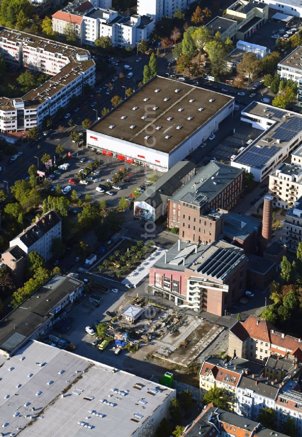 Aerial photograph Berlin - Mixing of residential and commercial settlements along the Werbellinstrasse in the district Neukoelln in Berlin, Germany