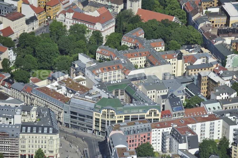 Berlin from the bird's eye view: Mixing of residential and commercial settlements Hackeschen Hoefe of PentaNex GmbH in the district Mitte in Berlin, Germany