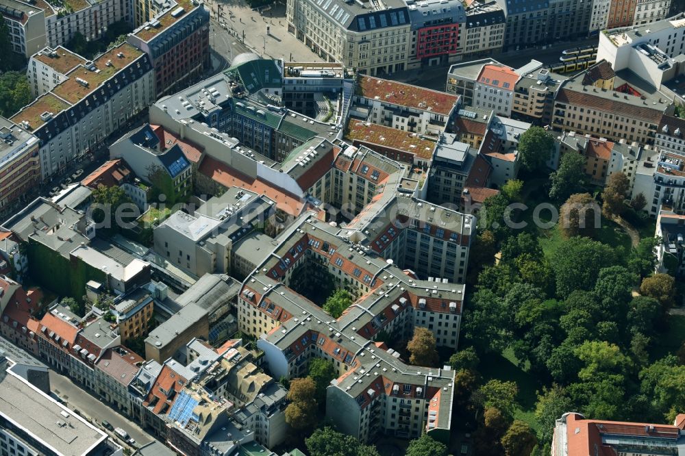 Berlin from the bird's eye view: Mixing of residential and commercial settlements Hackeschen Hoefe of PentaNex GmbH in the district Mitte in Berlin, Germany