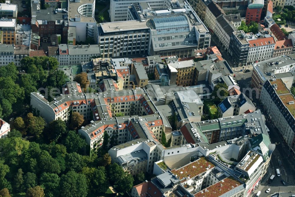 Berlin from the bird's eye view: Mixing of residential and commercial settlements Hackeschen Hoefe of PentaNex GmbH in the district Mitte in Berlin, Germany