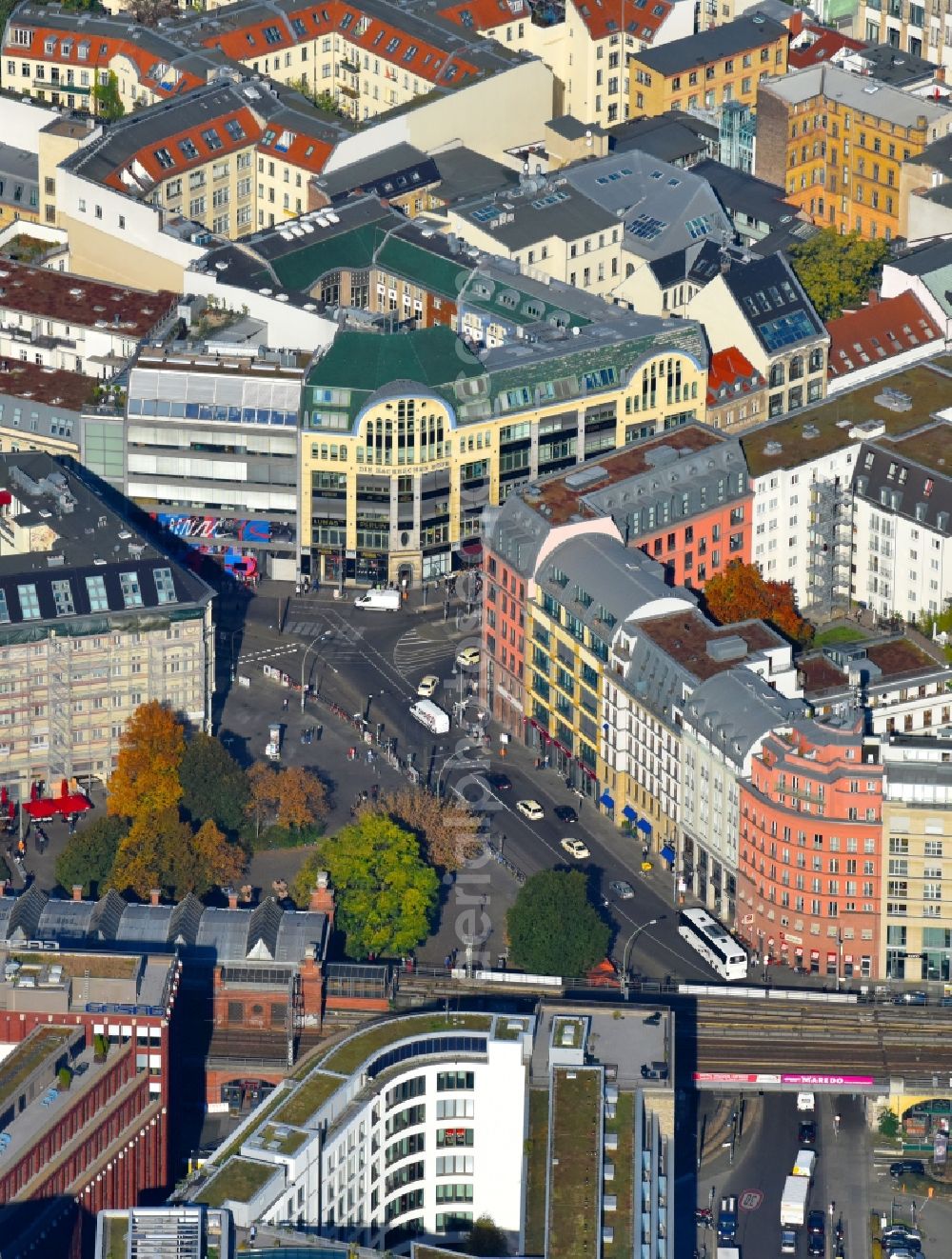 Aerial photograph Berlin - Mixing of residential and commercial settlements Hackeschen Hoefe of PentaNex GmbH in the district Mitte in Berlin, Germany