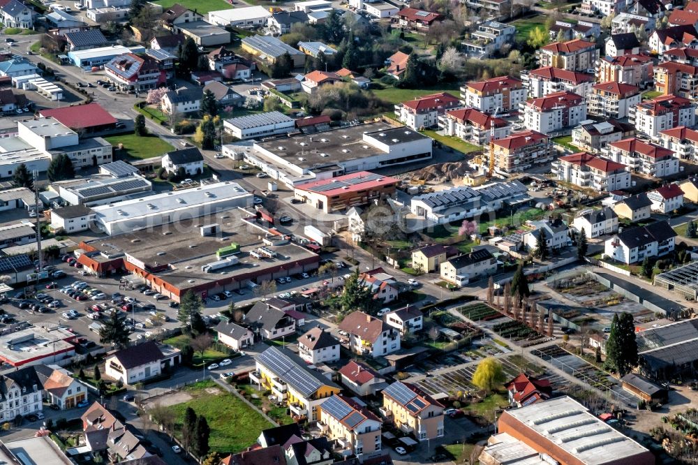 Ettenheim from the bird's eye view: Mixing of residential and commercial settlements on Kreuzerweg in Ettenheim in the state Baden-Wurttemberg, Germany