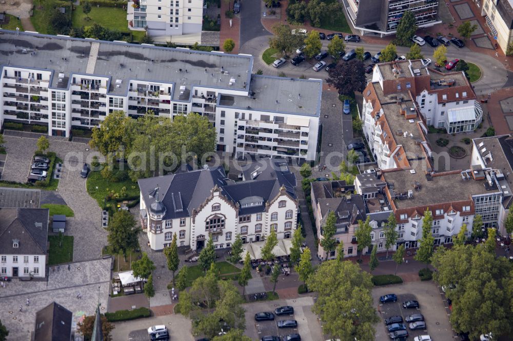 Aerial photograph Moers - Mixed development of the residential and commercial area on Schwanenring Street in Moers in the state of North Rhine-Westphalia, Germany