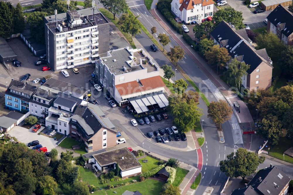 Aerial photograph Moers - Mixed development of the residential and commercial area on Rathausallee in Moers in the state of North Rhine-Westphalia, Germany