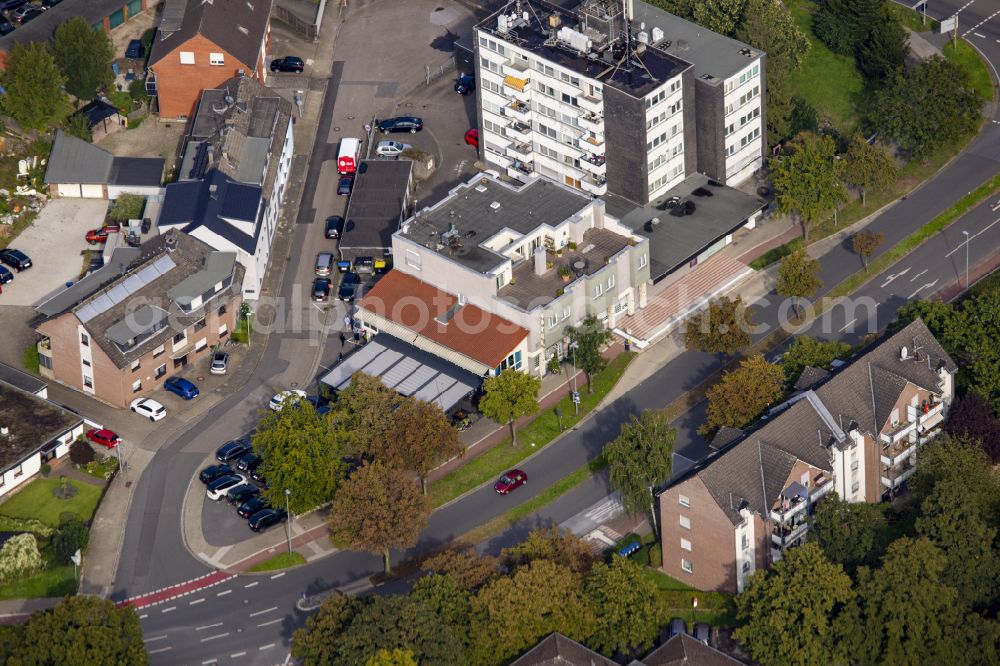 Moers from above - Mixed development of the residential and commercial area on Rathausallee in Moers in the state of North Rhine-Westphalia, Germany