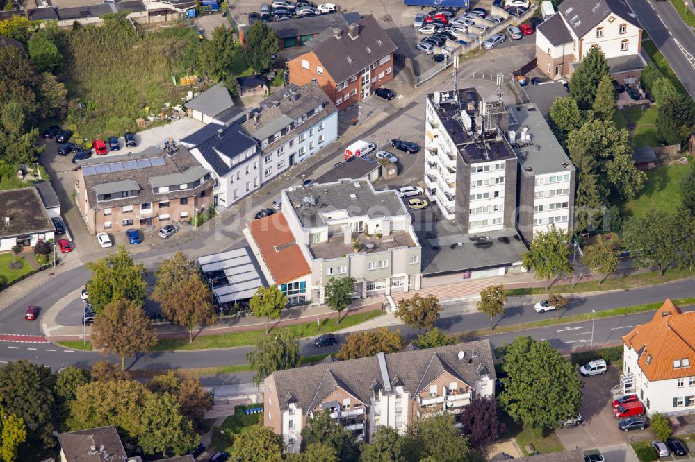 Moers from the bird's eye view: Mixed development of the residential and commercial area on Rathausallee in Moers in the state of North Rhine-Westphalia, Germany