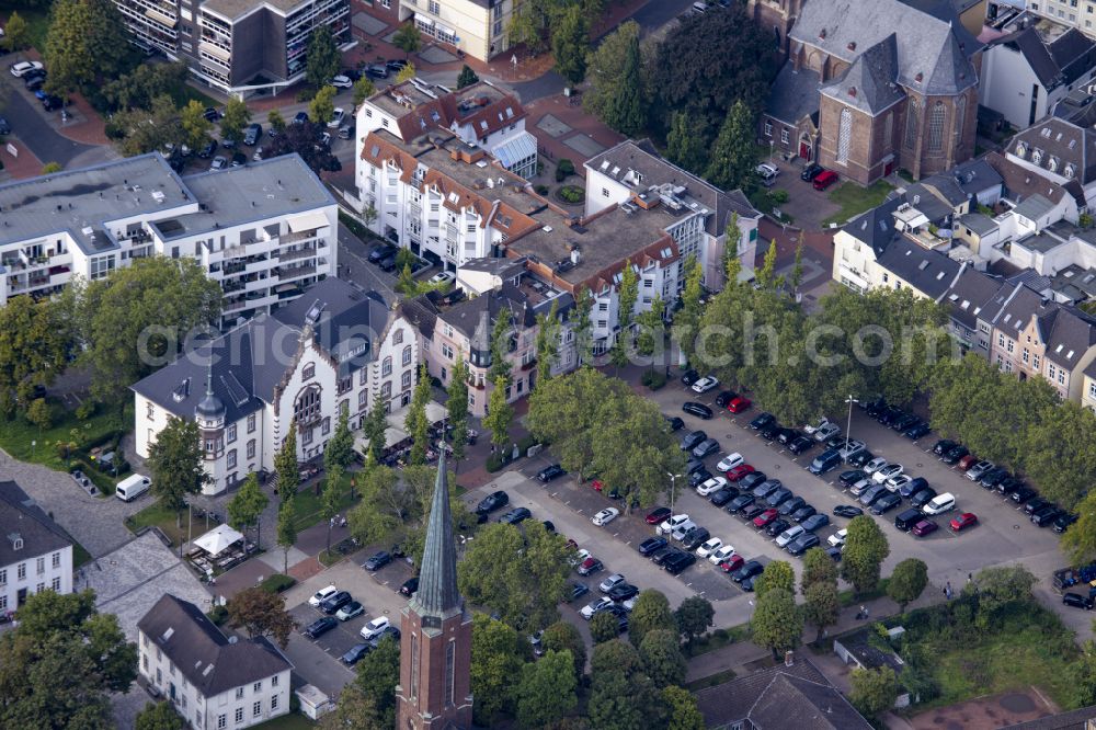 Aerial image Moers - Mixed development of the residential and commercial area on Schwanenring Street in Moers in the state of North Rhine-Westphalia, Germany