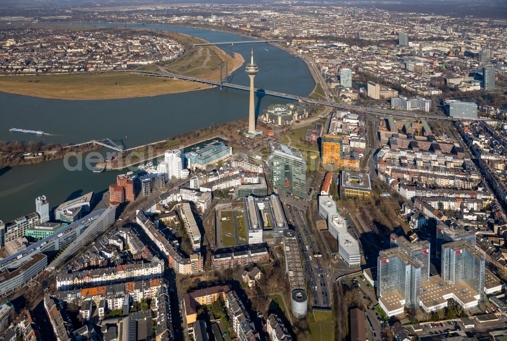 Aerial image Düsseldorf - Mixing of residential and commercial settlements on the banks of the Rhine nearby the Rheinturm in the district Unterbilk in Duesseldorf in the state North Rhine-Westphalia, Germany