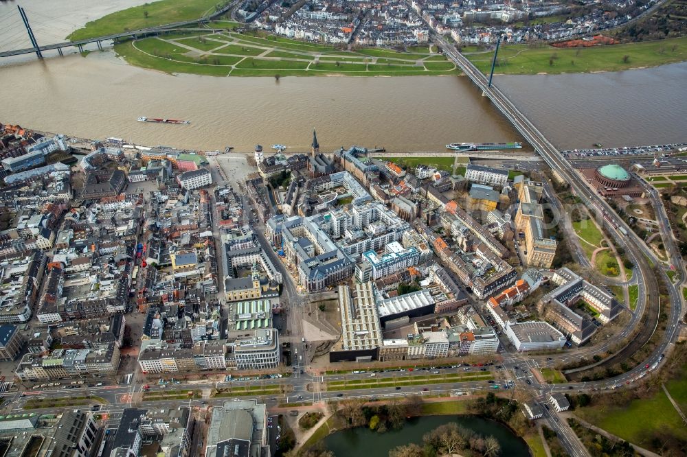 Aerial photograph Düsseldorf - Mixing of residential and commercial settlements on Rhein nearby Oberkasseler Bruecke in the district Zentrum in Duesseldorf in the state North Rhine-Westphalia, Germany