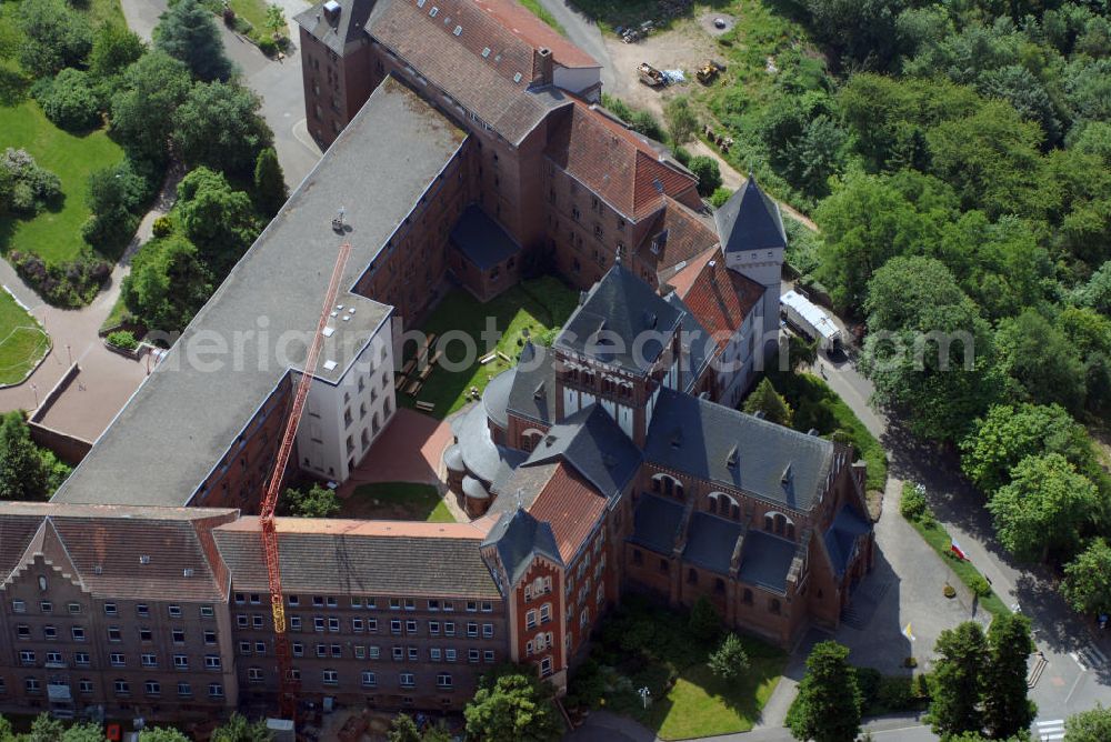 St. Wendel from above - Blick auf das Missionshaus St. Wendel. Die Steyler Missionare sind eine römisch-katholische Ordensgemeinschaft, benannt nach dem kleinen Gründungsort Steyl, heute ein Stadtteil von Venlo (Stadtteil Steijl) in den Niederlanden. Heute arbeiten ihre rund 10.000 Mitglieder in allen Kontinenten der Welt. Dt: Gesellschaft des Göttlichen Worts. Kontakt: Missionshaus St. Wendel, Missionshausstr. 50, 66606 St. Wendel, Tel.: (0 68 51) 805 0, E-Mail: kontaktsteyler.org