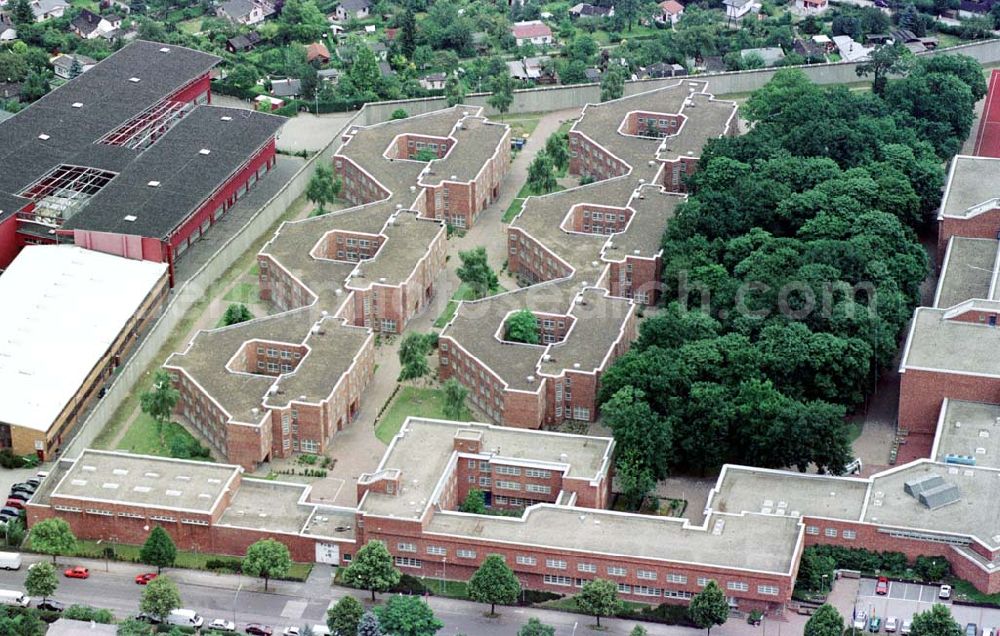 Aerial image Berlin - , Mit dem Bezug des Neubaus der Jugendstrafanstalt Berlin im November 1987 fand ein Bauvorhaben seinen Abschluss, das bereits im Jahre 1968 vom Berliner Abgeordnetenhaus beschlossen wurde. Diese sechs dreigeschossigen Wohnhäuser nehmen jeweils 50 Insassen auf. Jugendstrafanstalt Berlin, Friedrich-Olbricht-Damm 40, 13627 Berlin, Tel: (030) 90 144 - 0, Fax: (030) 90 144 - 2560