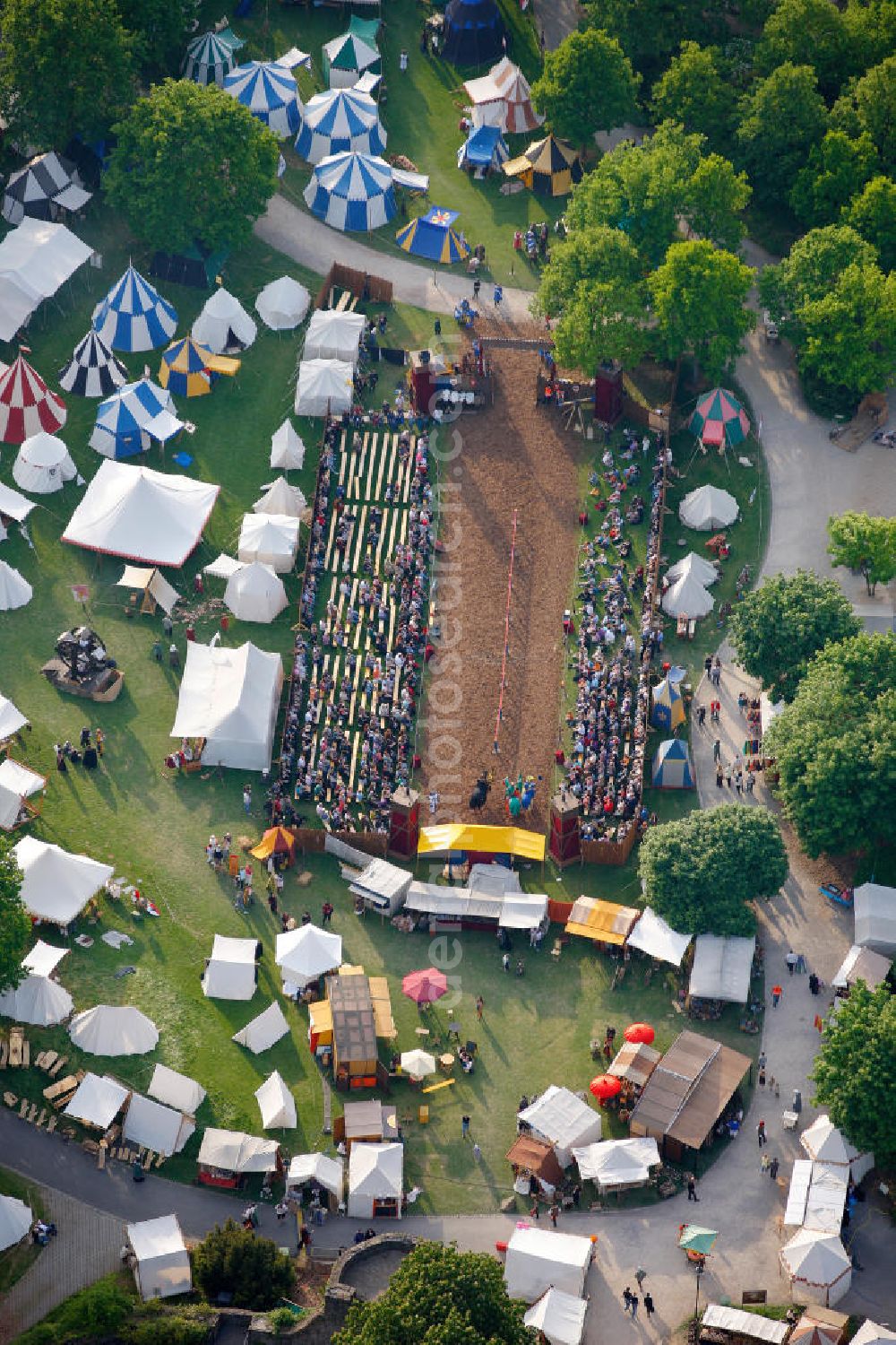 Mülheim an der Ruhr from the bird's eye view: Das Mittelalter-Spektakulum im Park am Schloss Broich an der Bergstraße in Mülheim an der Ruhr. The medieval games in the park of the castle Broich at the street Bergstrasse in Muelheim at the Ruhr.